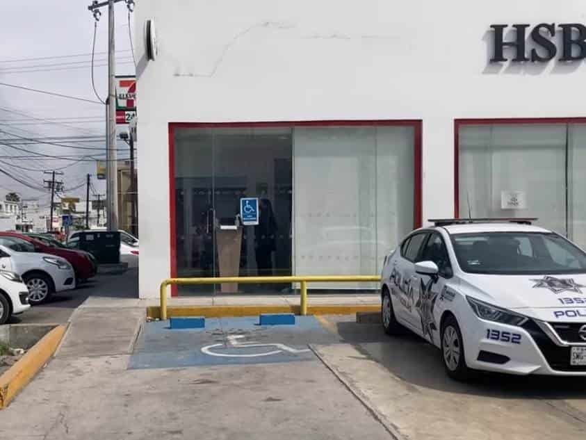 Un delincuente intentó asaltar por segunda ocasión una sucursal bancaria en el municipio de San Nicolás, donde amagó con una presunta arma de fuego a una de las cajeras