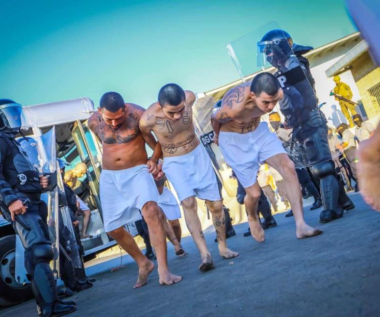 Trasladan a 2,000 pandilleros a mega cárcel salvadoreña