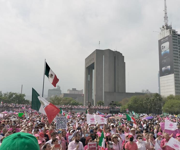 Se concentran miles en la Macro por la defensa del INE