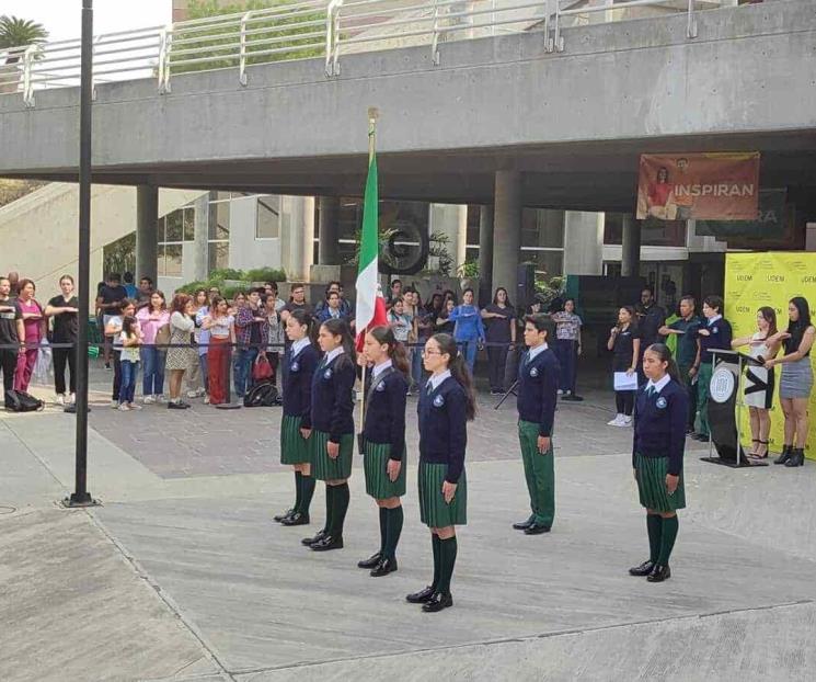 Rinde comunidad UDEM honores a la bandera