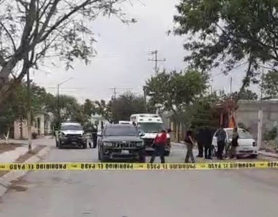 Una mujer que viajaba en una camioneta, sufrió un atentado al desplazarse por la colonia Villas de San Juan, en el municipio de Juárez, al ser atacada a balazos