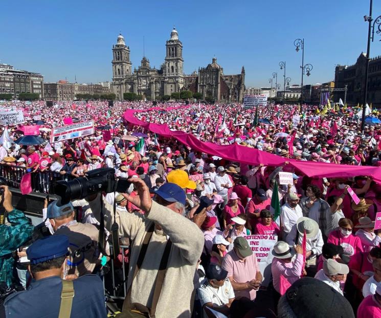 Marcha en defensa del INE. Zócalo se pinta de rosa y blanco