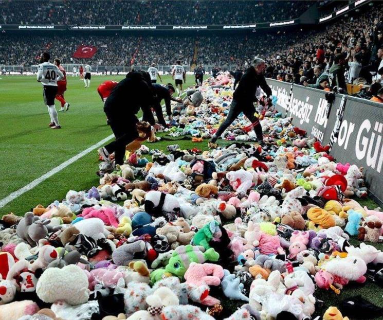 Hacen lluvia de peluches en partido para niños en Turquía