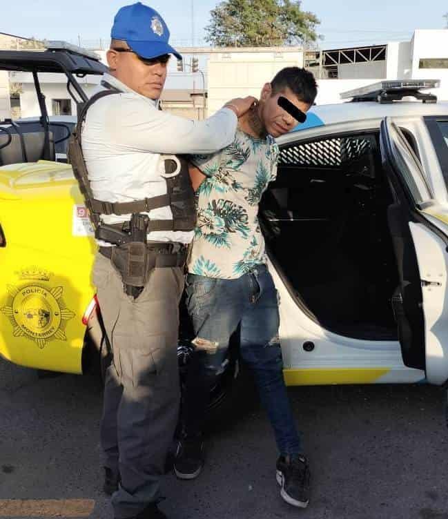 Agrede a su esposa y a policía