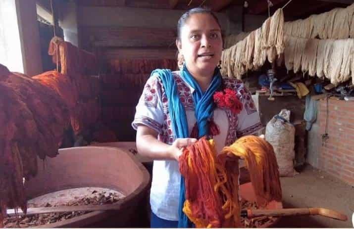 Con textiles y fábrica familiar, preservan tradición ayuujk