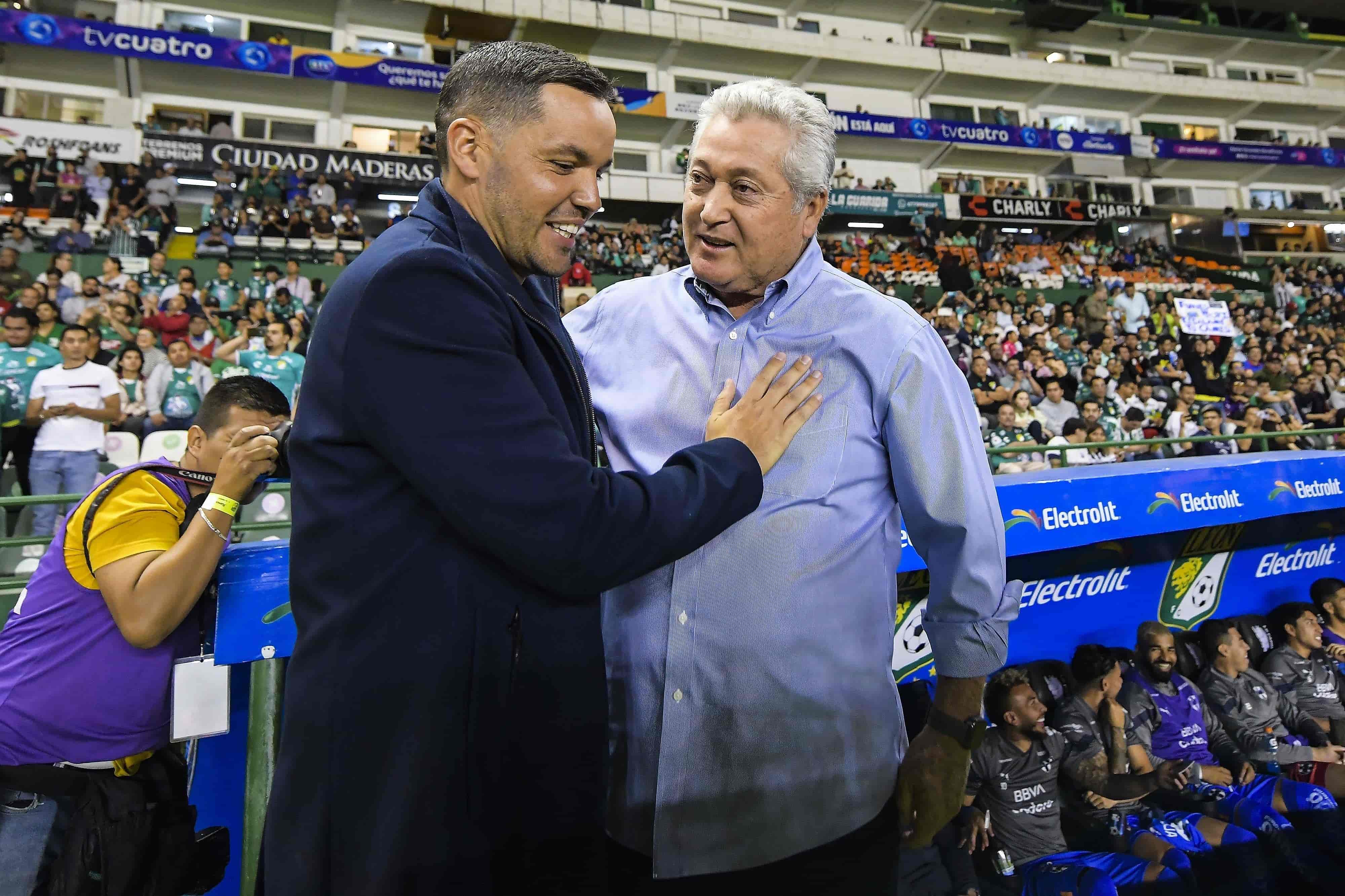 Saludo entre Nicolás Larcamón y Víctor Manuel Vucetich.