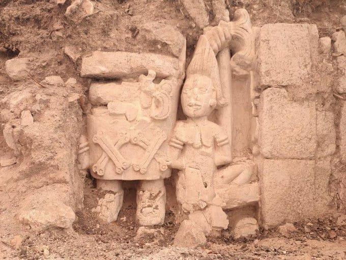 Descubren escultura maya de un gobernante