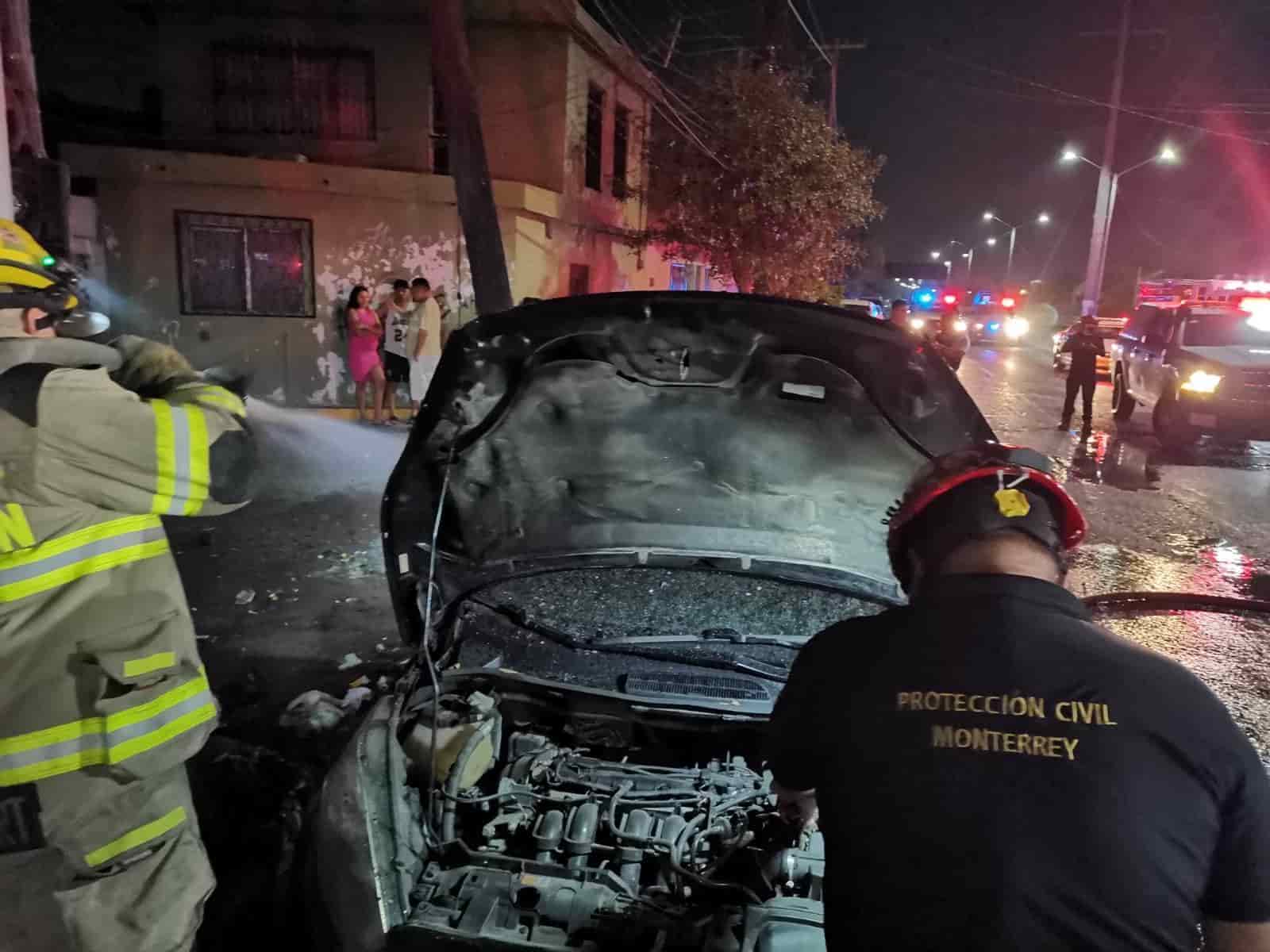 El incendio de un vehículo movilizó a elementos de Protección Civil y Bomberos de Nuevo León, sin que se reportaran lesionados, en la Colonia 10 de Marzo