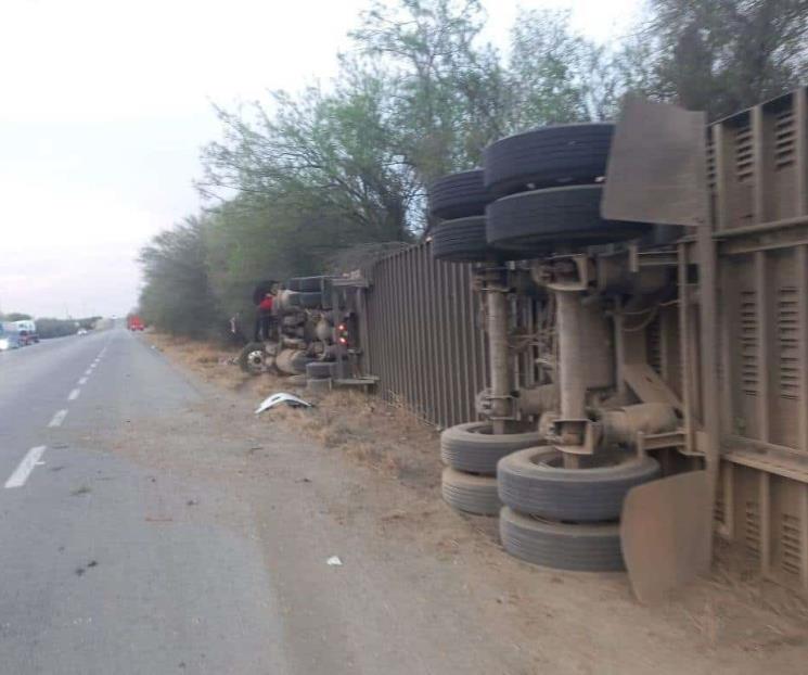 Vuelca tráiler en la Carretera Nacional