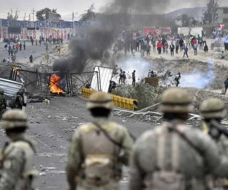 Arden tribunal y comisaría en protestas de Perú