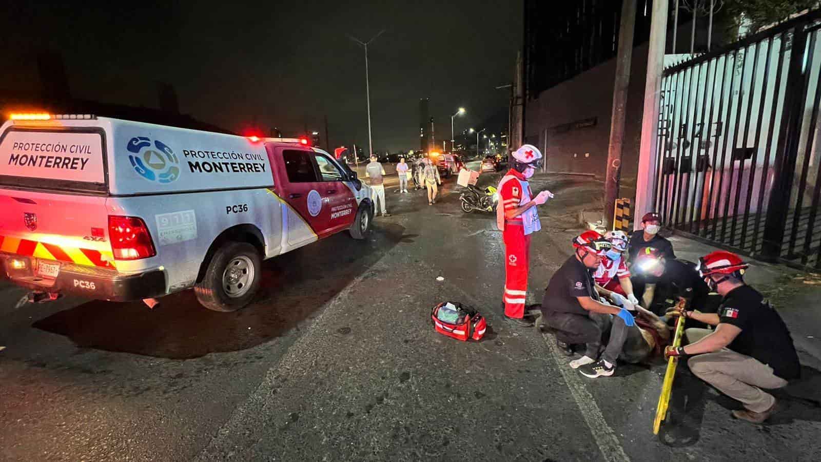 El conductor de un vehículo resultó lesionado luego de estrellarse contra un poste de concreto, derribarlo y posteriormente volcar, en Gonzalitos