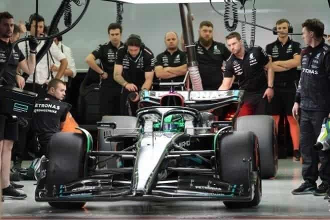 Mercedes se disculpa por arranque lento en F1