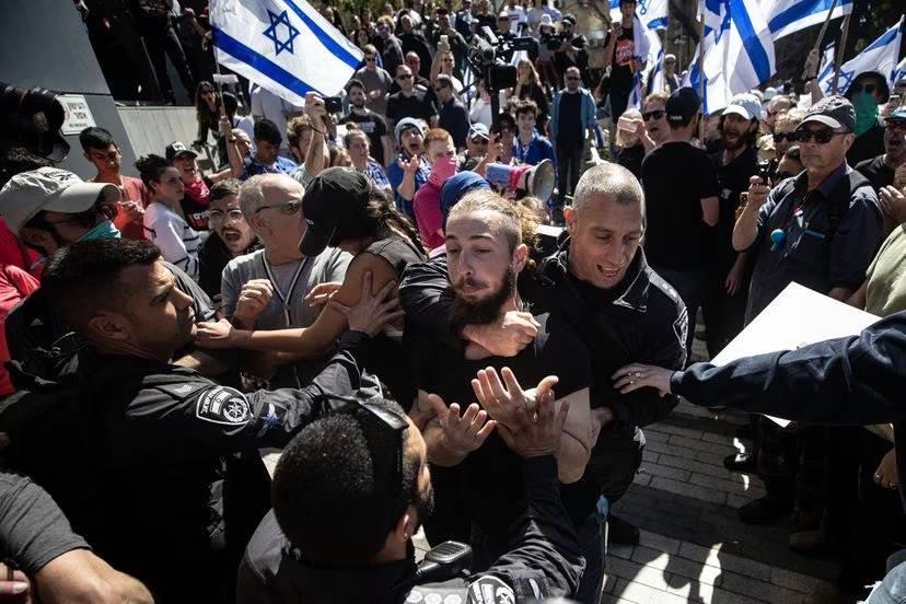 Toman las calles en Israel contra reformas