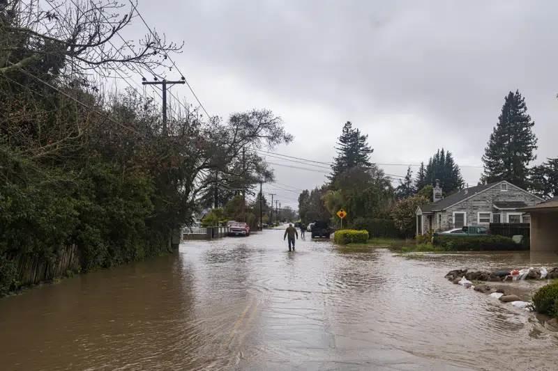 Vive California suspenso por posible inundación