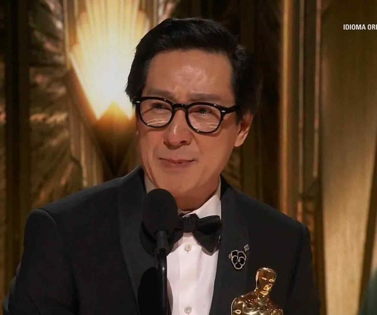 Al borde del llanto Ke Huy Kuan recibe su primer Oscar