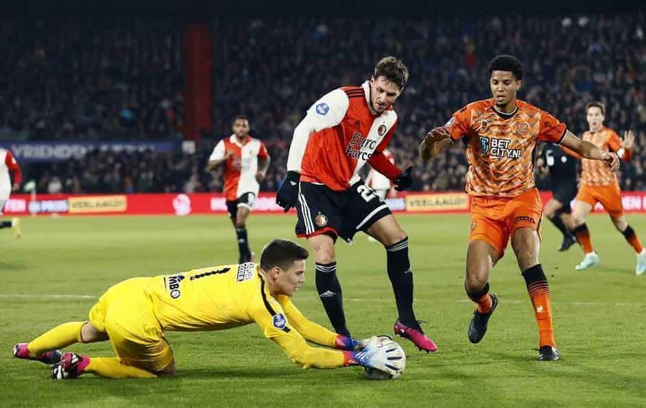 Anota Santi y el Feyenoord lidera en Holanda