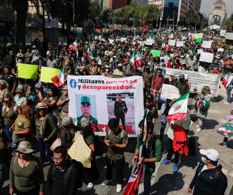 Marchan en apoyo a militares detenidos