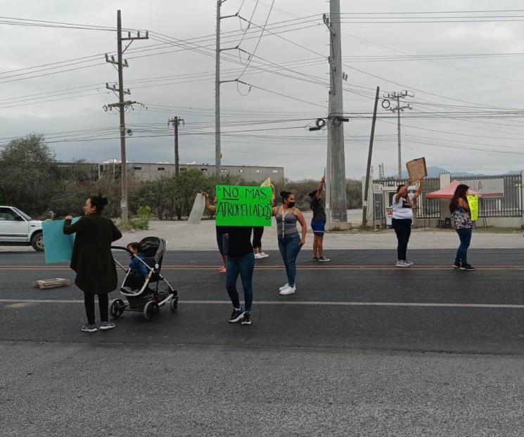 Bloquean en Ciénega carretera a Laredo para pedir puente