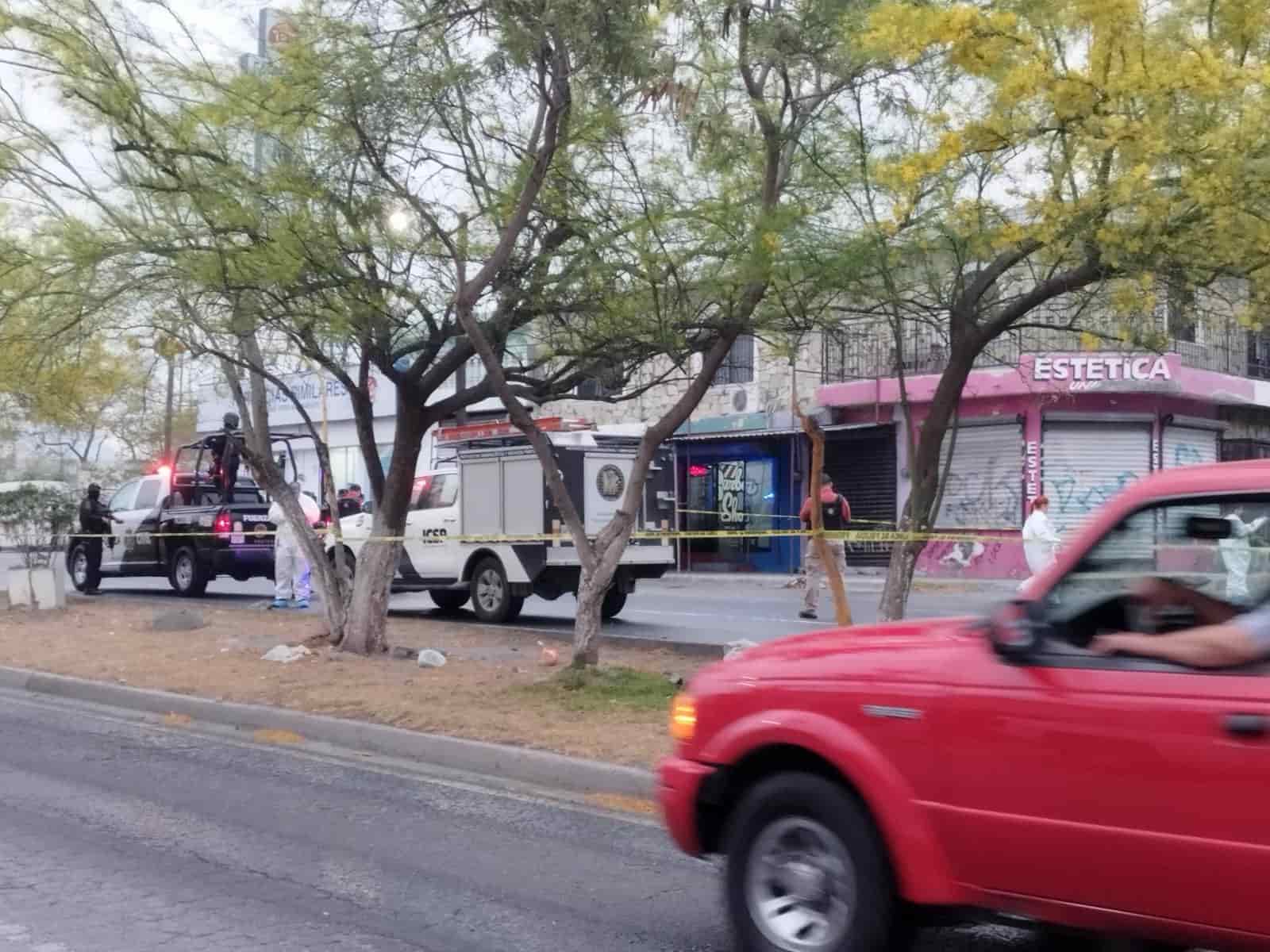 Un hombre fue asesinado de al menos dos balazos en la cabeza, por un par de delincuentes quienes ingresaron a una barbería ubicada al norte de Monterrey