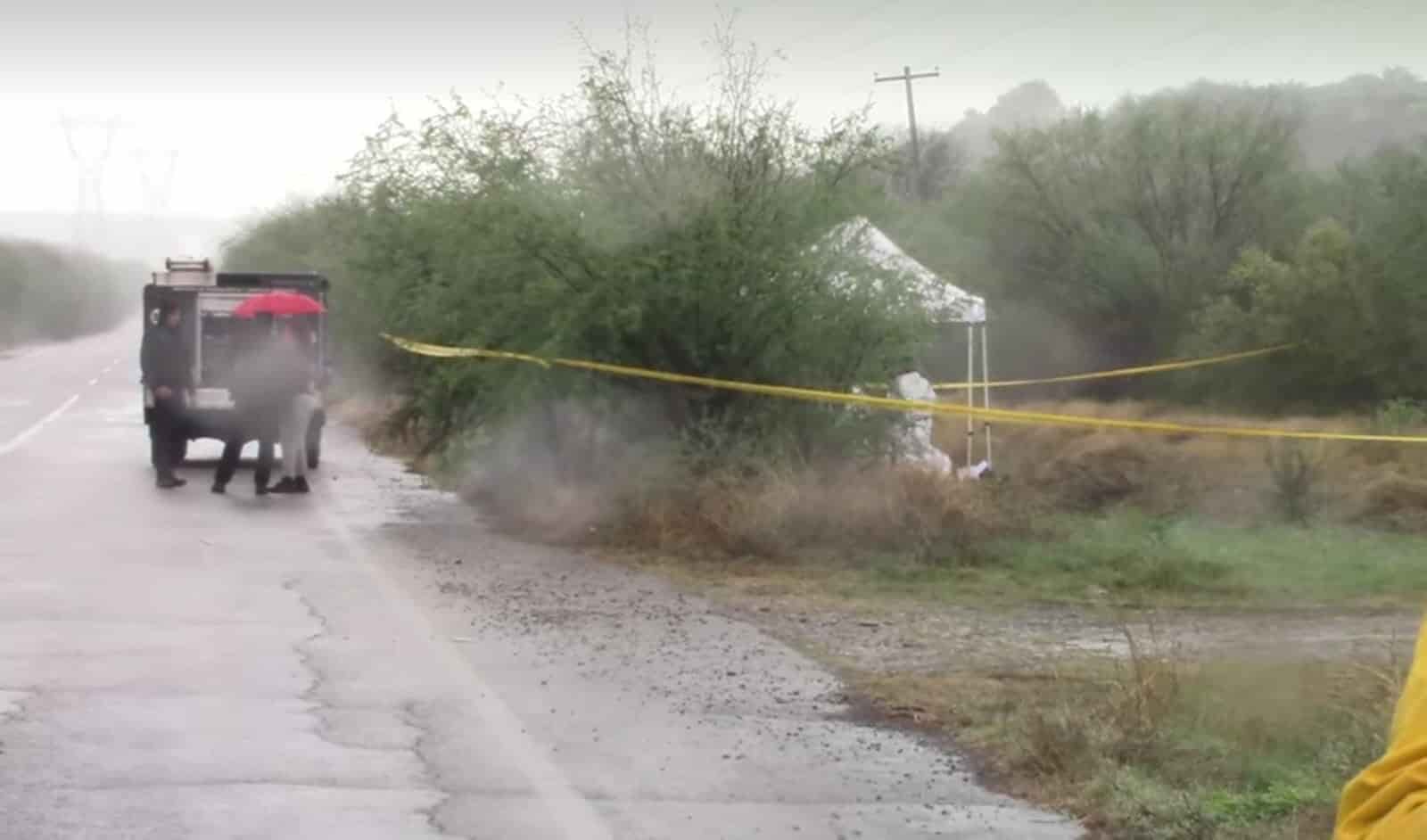 El cadáver de una mujer con al menos un impacto de bala y en una carretilla, fue encontrado a la orilla de una carretera en el municipio de Cadereyta
