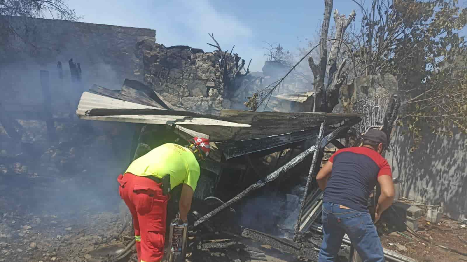 Un campesino del municipio de Galeana, perdió todas sus pertenencias, al incendiarse su vivienda