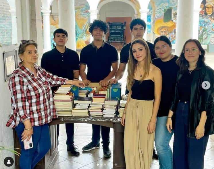 Borregos donan libros a pueblo en Sonora