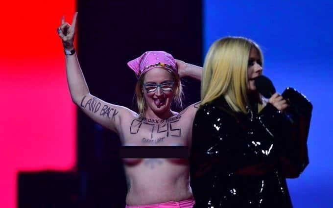 Avril Lavigne enfrenta en escenario a activista sin playera