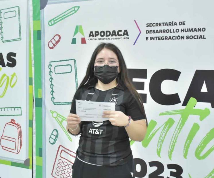 Entregan 8 mil 300 becas a estudiantes de Apodaca