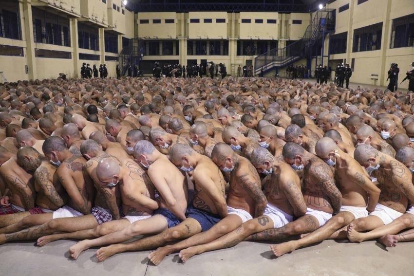 Ya habitan 4 mil presos mega cárcel de El Salvador