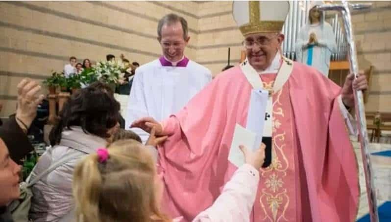 ¿Por qué los sacerdotes vestirán de rosa este domingo?