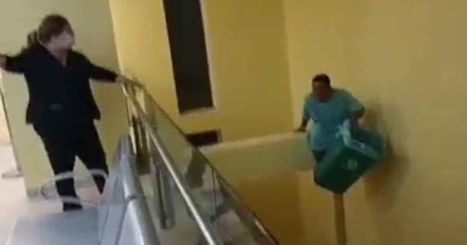 Hombre se lanza de un segundo piso por atención médica