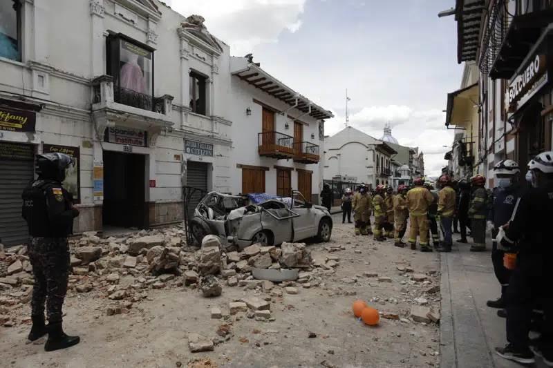 Sacude fuerte sismo a Ecuador; mueren 14