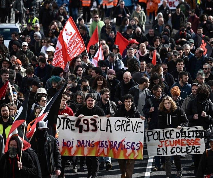 Intensifican franceses las protestas