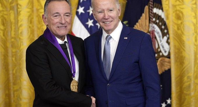 Entrega Biden a ´El Jefe´ Medalla Nacional de las Artes