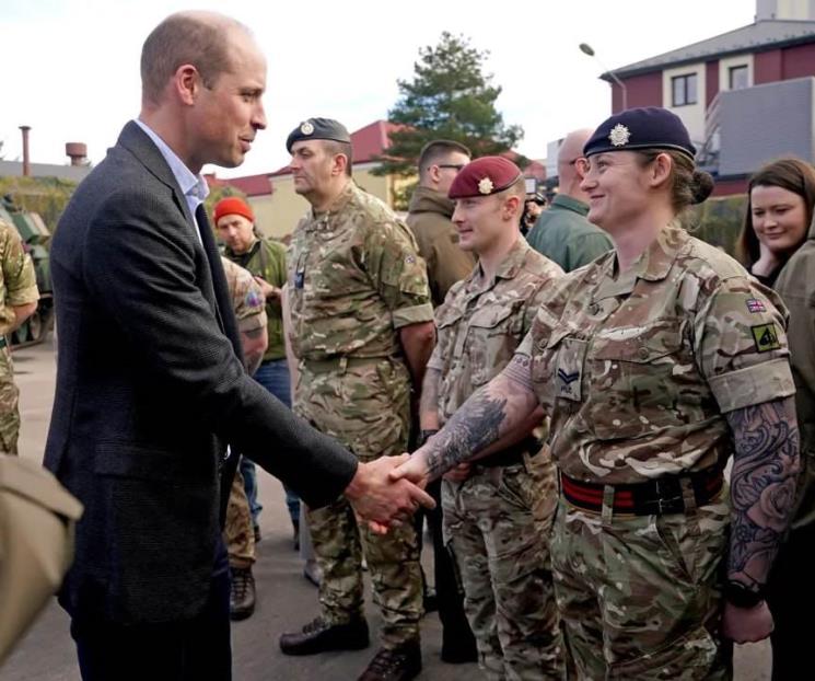 Visita  príncipe William por sorpresa a tropas en Polonia