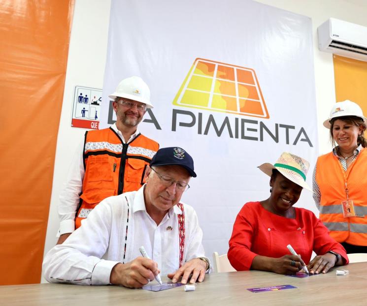 Ken Salazar reconoce planta solar en Campeche