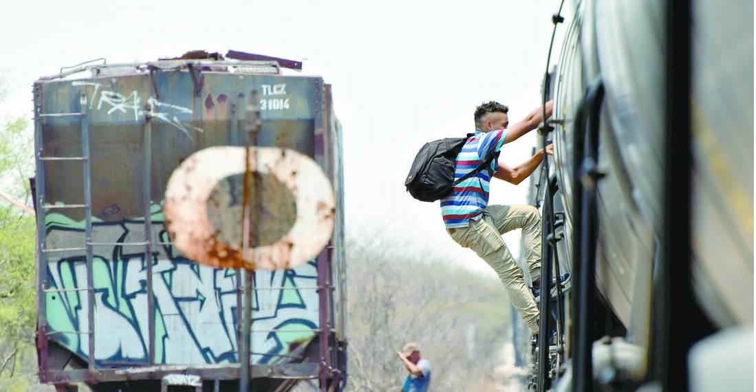 Buscan disuadir a migrantes de viajar en tren