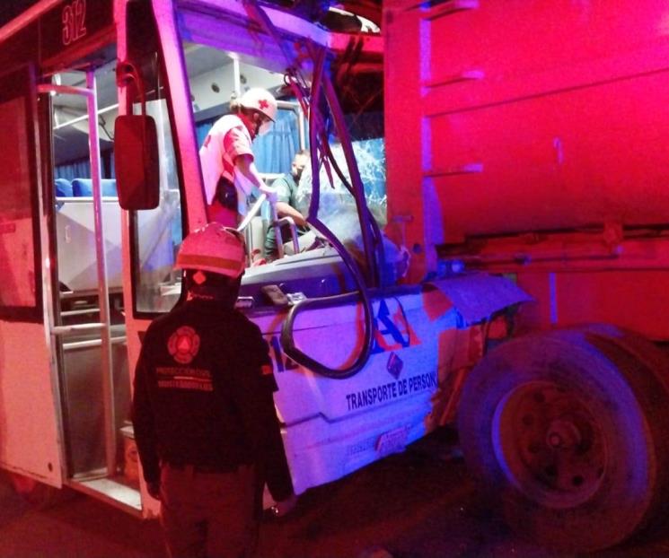 Choque entre camión de personal y de carga deja 15 heridos