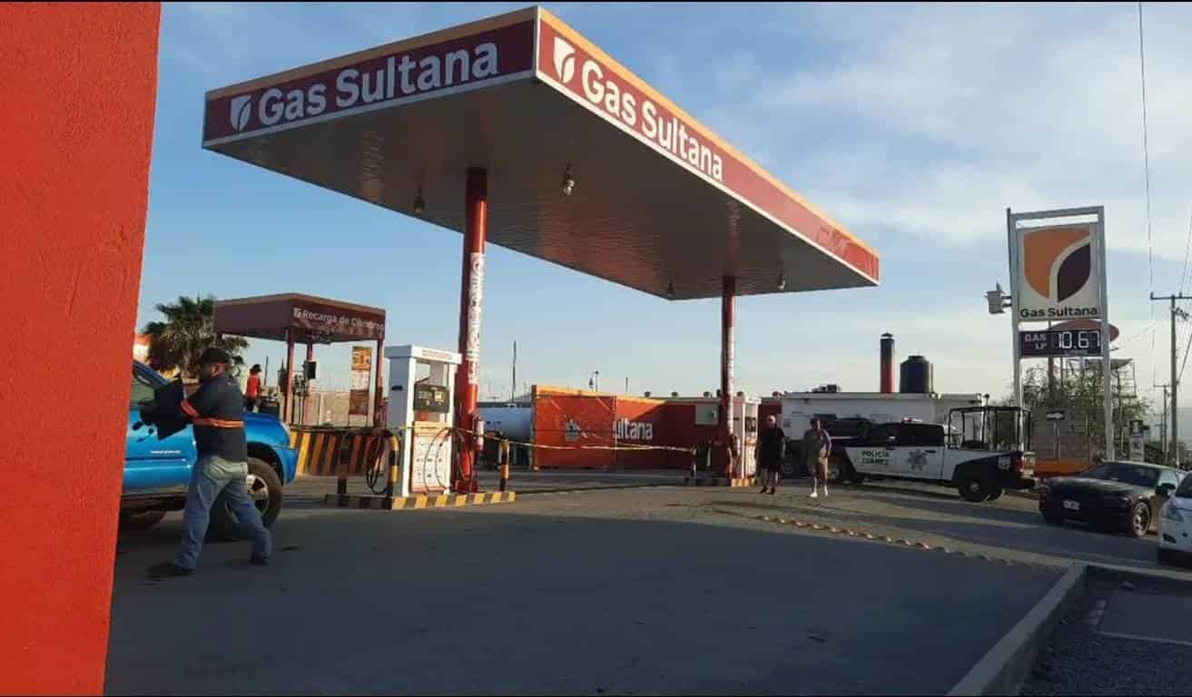 Tres personas lesionadas, fue el saldo que dejó la explosión de cilindro de gas, cuando era llenado en una estación de carburación, ubicada en el municipio de Juárez