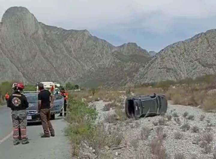 Dos lesionados, entre ellos un menor de edad, ambos de nacionalidad india, dejó la volcadura de un vehículo en el interior del parque La Huasteca
