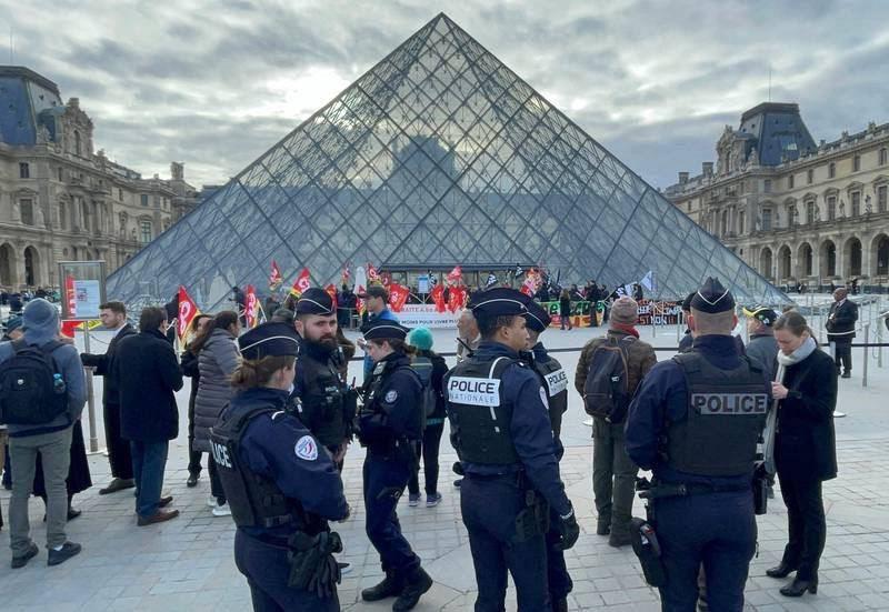 Se suman trabajadores del Louvre a protesta contra pensiones