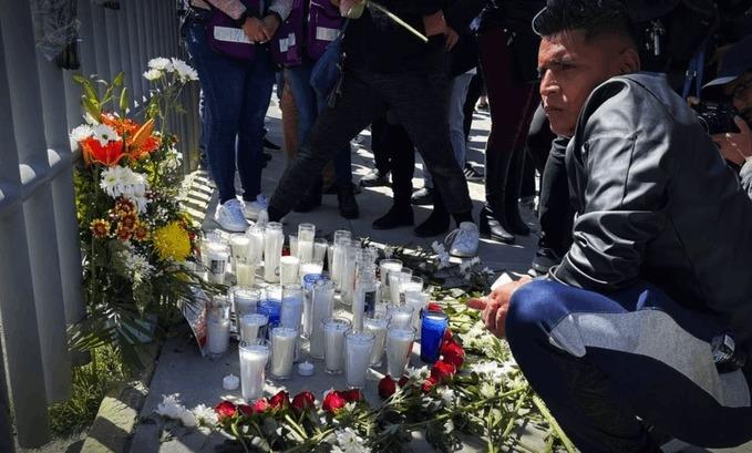 Colocan flores en INM de Ciudad Juárez por migrantes muertos