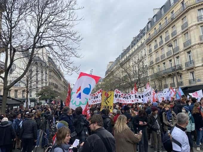 Macron dice que no cederá; se radicalizan manifestaciones