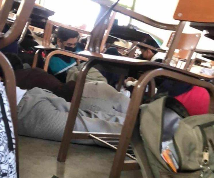 Por balacera, alumnos se refugian bajo butacas en Cuernavaca