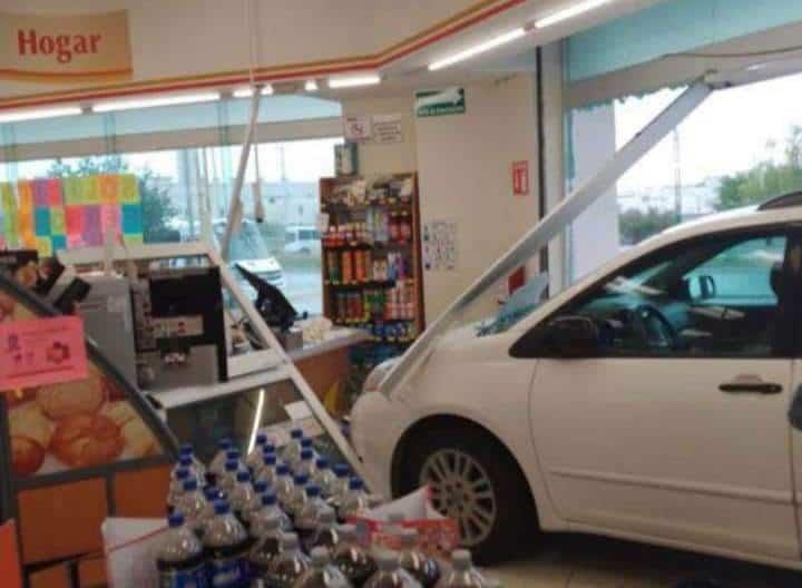 Choca auto contra farmacia, ahora en Juárez