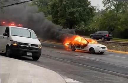 Circula auto en llamas en San Pedro