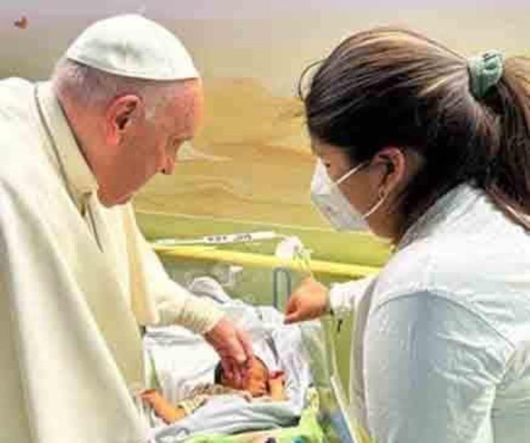 Bautiza el Papa a recién nacido en el hospital