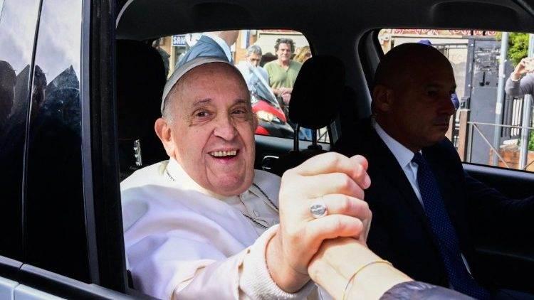 Papa Francisco es dado de alta de hospital