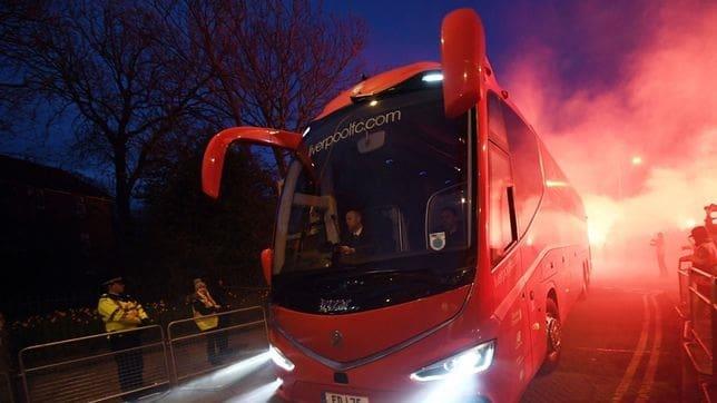 Un proyectil llegó a impactar el autobús del Liverpool