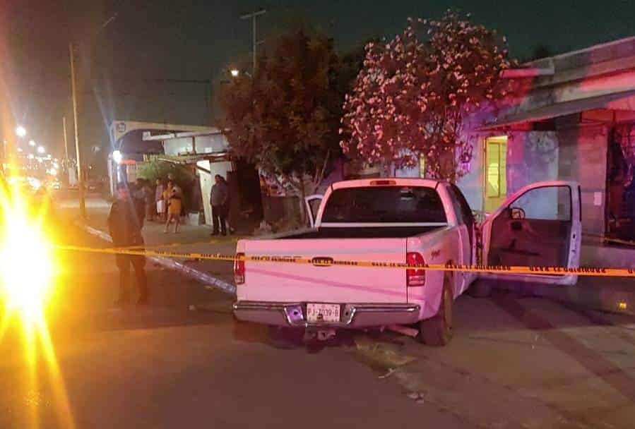 El conductor de una moto falleció y sus tres acompañantes resultaron lesionados luego ser chocados por una camioneta, en la Colonia La Alianza